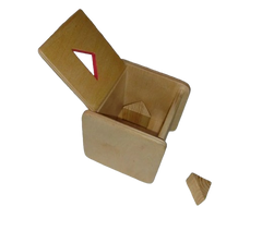 Коробочка-сортер з відкидними дверцятами-трикутником MENTAL
